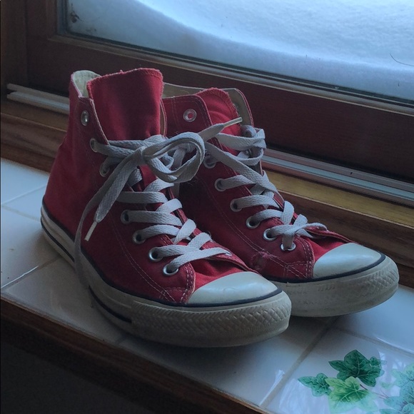 beat up red converse